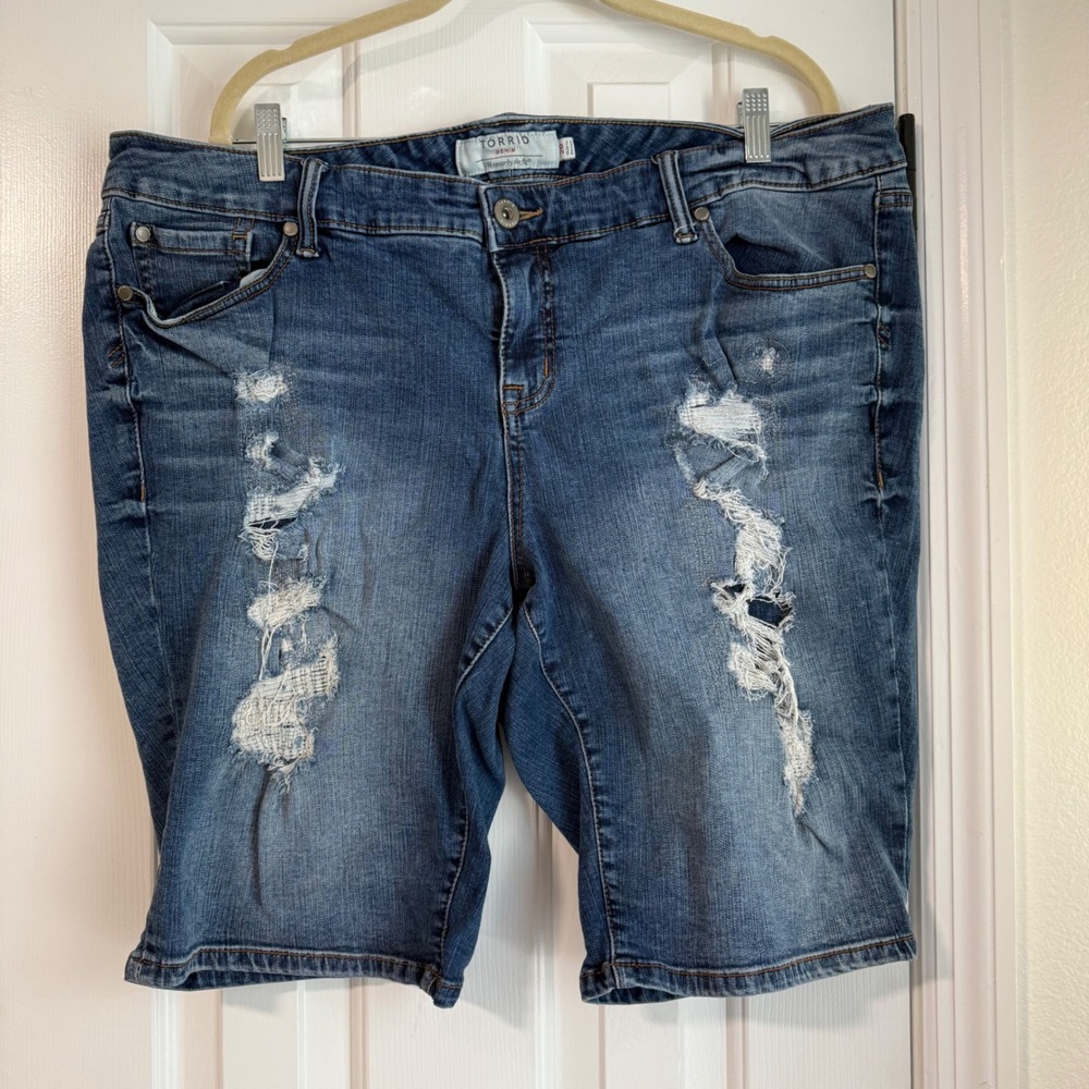 Torrid sz 20 Denim Jeans Shorts Medium Light Wash Bermuda Distressed Stretchy